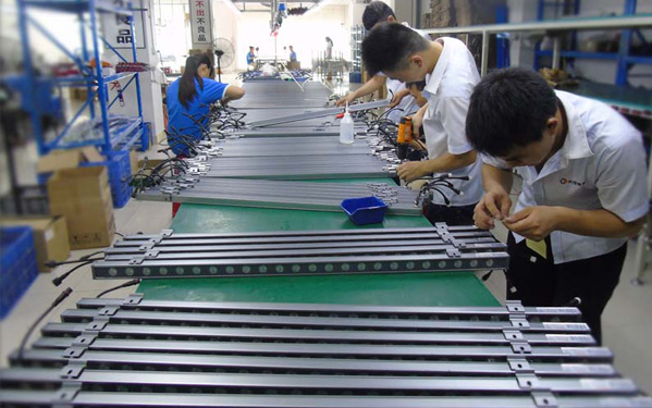 3325洗墻燈生產(chǎn)場景