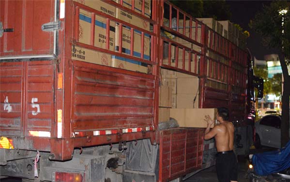 【光臣日?！縇ED線條燈裝箱發(fā)貨