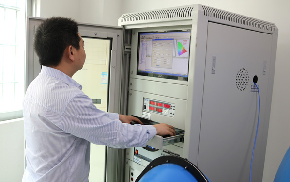 工程師正在進行戶外燈具色溫測試