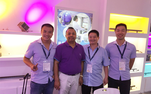 業(yè)務(wù)精英們展會與客戶留影