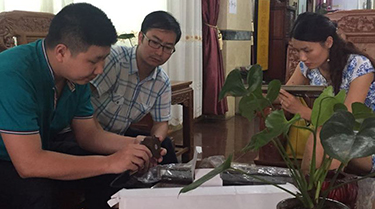 上海汪總千里迢迢到光臣照明定制LED線條燈