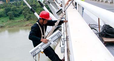 光臣喊你別動！你拆南寧大橋的LED洗墻燈干什么?