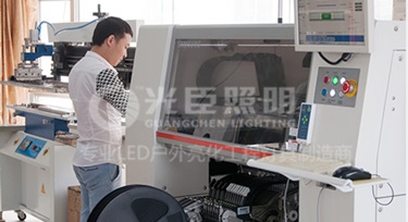 為了產(chǎn)品質(zhì)量，光臣照明LED護(hù)欄管廠家選擇自主貼片