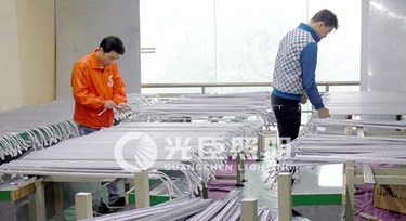 節(jié)前沖刺，光臣照明LED線條燈廠家加急生產(chǎn)中