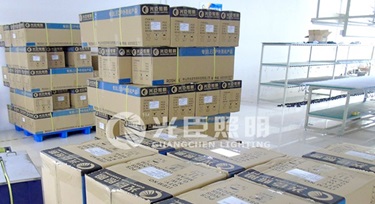 終于趕完貨了，下雪也擋不住我們光臣照明的返鄉(xiāng)計劃!