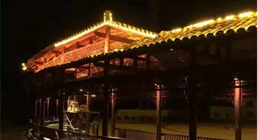 貴州銅仁旅游區(qū)亮化烈日下施工 爭(zhēng)取節(jié)前完工