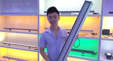 來(lái)看光臣男神手上的60W洗墻燈，現(xiàn)正熱銷(xiāo)……