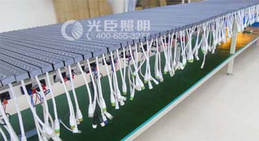 毫無減溫跡象 LED線條燈把光臣車間擠個(gè)水泄不通