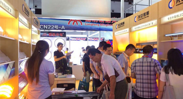 古鎮(zhèn)燈博會開幕當(dāng)天 光臣照明展位人氣爆棚