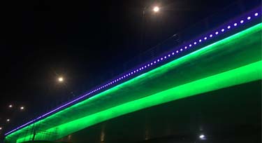 用LED洗墻燈打造的“彩虹橋”