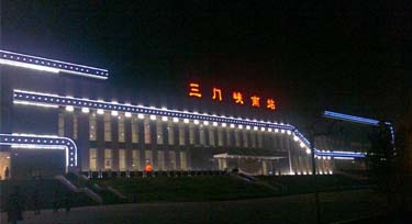 “新衣裳？”三門(mén)峽南站LED線條燈亮化改造