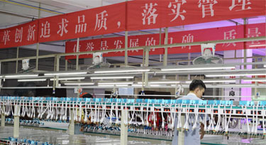 生產(chǎn)高峰期 光臣照明萬(wàn)米線型燈堆滿整個(gè)生產(chǎn)車間