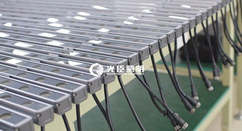 DMX512大功率洗墻燈出貨，商業(yè)廣場(chǎng)亮化即將開(kāi)始